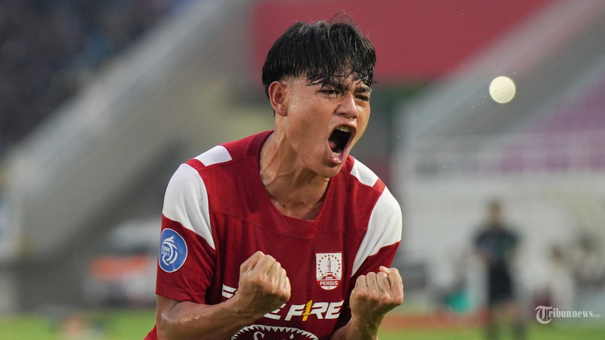 SELEBRASI GOL - Pesepak bola Persis Solo, Zanadin Fariz selebrasi setelah mencetak gol ke gawang Semen Padang FC dalam pertandingan Liga 1 di Stadion Manahan, Solo, Jumat (21/2/2025) sore. Laga tersebut berakhir imbang dengan skor 1-1. Tribun Solo/Muhammad Nursina