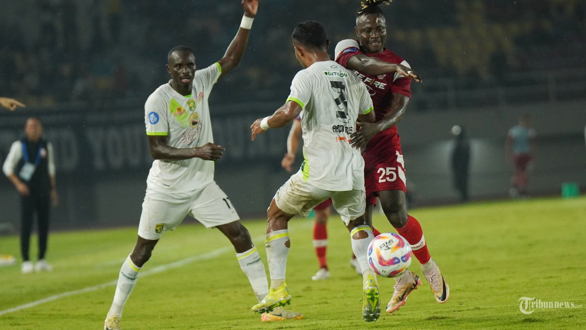 PERSEBAYA KALAH - Pesepak bola Persis Solo, Moussa Sidibe (kanan) melewati adangan pesepak bola Persebaya, Ardi Idrus dalam lanjutan Liga 1 2024/2025 di Stadion Manahan, Solo, Jumat (7/2/2025) malam. Persis Solo berhasil mengalahkan Persebaya dengan skor 2-1 berkat gol Moussa Sidibe dan Ramadhan Sananta, serta satu gol balasan Francisco River lewat titik penalti. Tribun Solo/Muhammad Nursina)