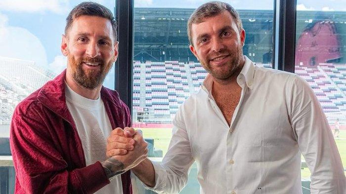Lionel Messi berjabat tangan dengan pakar transfer, Fabrizio Romano