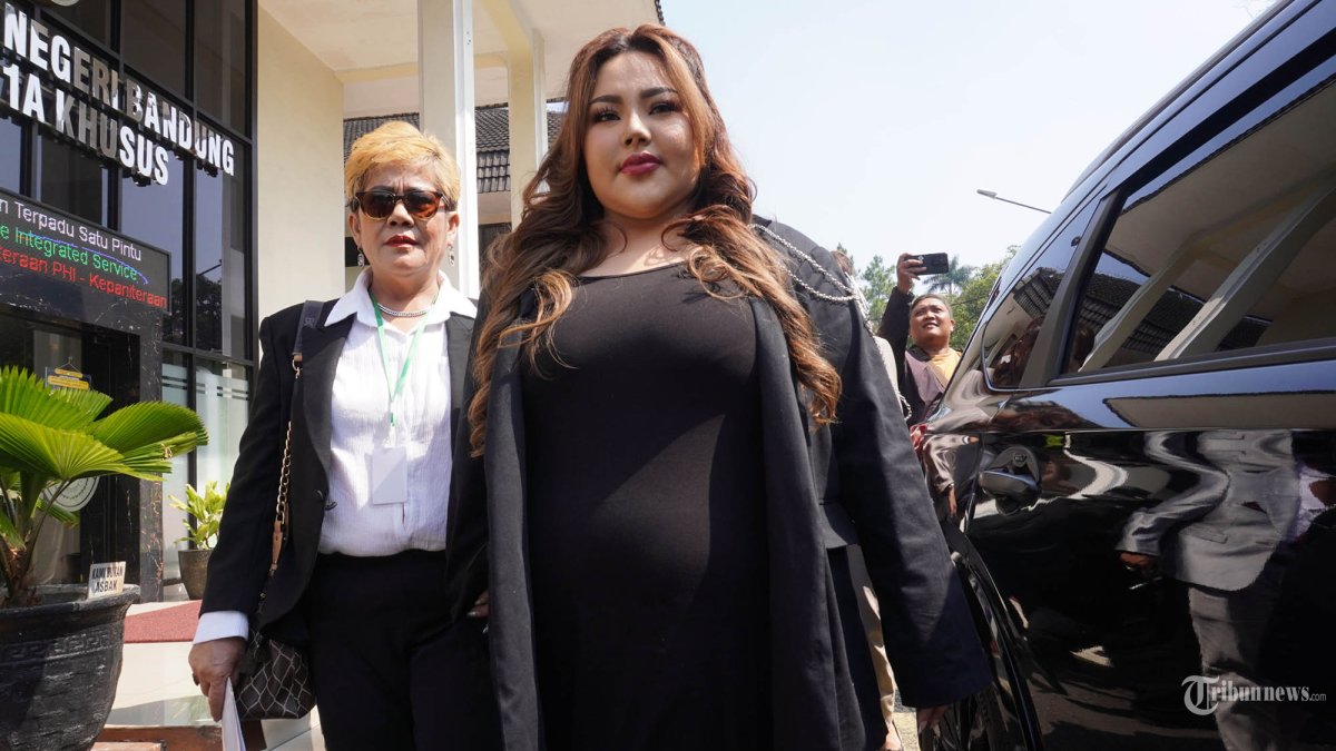 LISA MARIANA - Selebgram Lisa Mariana menghadiri sidang gugatan perdata terhadap mantan Gubernur Jawa Barat, Ridwan Kamil dengan agenda mediasi, di Pengadilan Negeri (PN) Bandung, Jalan LLRE Martadinata, Kota Bandung, Jawa Barat, Rabu (4/6/2025). Lisa datang didampingi kuasa hukumnya mengenakan outfit serba hitam dengan terpasang aksesoris rantai kecil dan peniti berukuran besar di lengan sebelah kiri. Sementara itu, pihak tergugat Ridwan Kamil kembali tidak datang dan hanya diwakili kuasa hukumnya. Adapun, Lisa Mariana menggugat Ridwan Kamil terkait hak identitas anak senilai Rp 16,6 miliar. (TRIBUN JABAR/GANI KURNIAWAN)