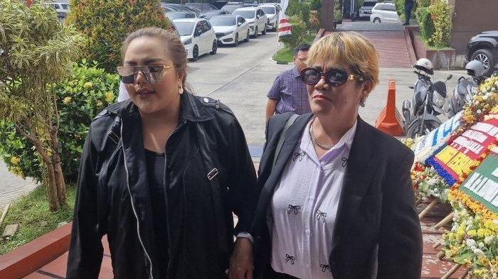 KASUS VIDEO SYUR - Selebgram Lisa Mariana terlihat berbeda saat datangi Mapolda Jabar untuk diperiksa terkait kasus video syur.