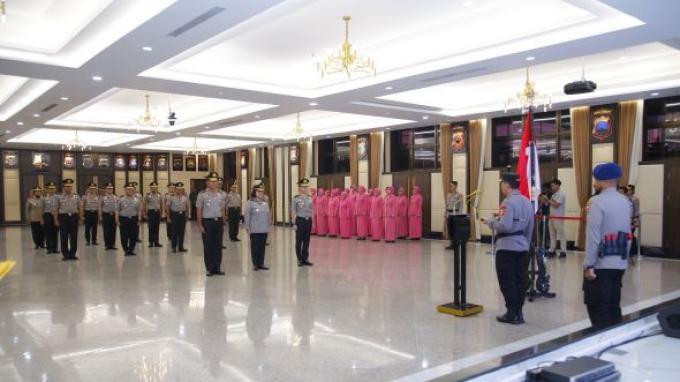 KORPS KENAIKAN PANGKAT - Kapolri Jenderal Listyo Sigit Prabowo memimpin upacara Korps Kenaikan Pangkat 17 perwira tinggi (Pati) Polri di Gedung Rupatama, Mabes Polri, Jakarta, Senin (7/7/2025). Adapun satu orang naik pangkat ke Komjen. (HO - Polri).