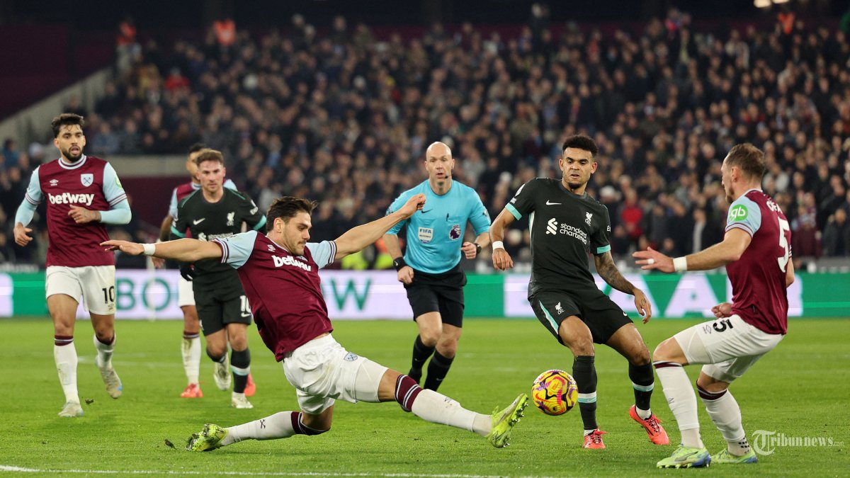 Bek West Ham United asal Yunani #15 Konstantinos Mavropanos (3K) berebut bola dengan gelandang Liverpool Kolombia #07 Luis Diaz selama pertandingan sepak bola Liga Premier Inggris antara West Ham United dan Liverpool di Stadion London, di London pada 29 Desember 2024.
 (Photo by Adrian Dennis / AFP)