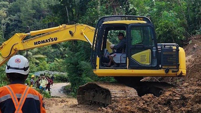 CARI KORBAN LONGSOR - Tim SAR gabungan membuka akses jalan yang tertimbun longsor di Desa Depok, Kecamatan Bendungan, Kabupaten Trenggalek, Jawa Timur, Selasa (20/5/2025). Sebanyak 6 orang korban tanah longsor masih dalam status pencarian.
