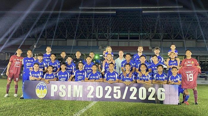 SKUAS RESMI: PSIM Yogyakarta meluncurkan skuad dan jersey serta sponsor untuk Super League 2025/2025 di Stadion Mandala Krida, Yogyakarta, Selasa (29/7/2025) malam.