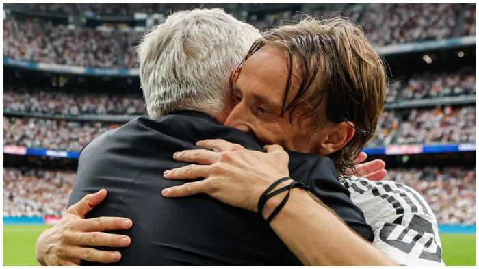 PERPISAHAN MODRIC - Luka Modric dan pelatih Carlo Ancelotti mengucapkan salam perpisahan kepada penggemar Real Madrid di laga terakhir klub di Liga Spanyol 2024/2025, Sabtu (24/5/2025).