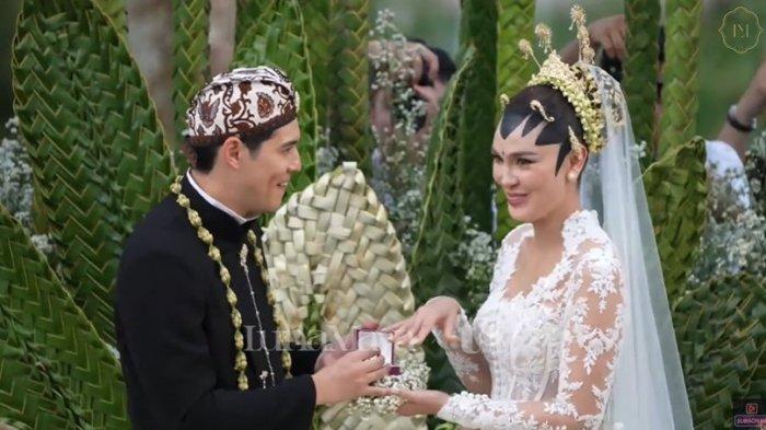 LUNA MAYA GROGI - Tangkapan layar YouTube Luna Maya memperlihatkan acara akad nikah Luna Maya dan Maxime Bouttier, Rabu (7/5/2025). Luna Maya tampak grogi hingga salah kasih tangan kiri saat Maxime Bouttier akan pasangkan cincin nikah.