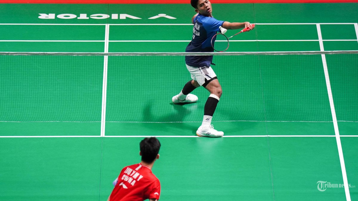 BAJC 2025 - Tunggal putra Indonesia, M Zaki Ubaidillah memukul shuttlecock saat melawan Liu Yang Ming Yu (China) pada babak final Kejuaraan Badminton Asia Junior Championships 2025 di GOR Indoor Manahan, Solo, Sabtu (26/7/2025). Ubaidillah berhasil mengalahkan Liu dengan perolehan 21-12,21-17 poin dan keluar sebagai pemenang di kategori Individual. (TRIBUNNEWS/Muhammad Nursina