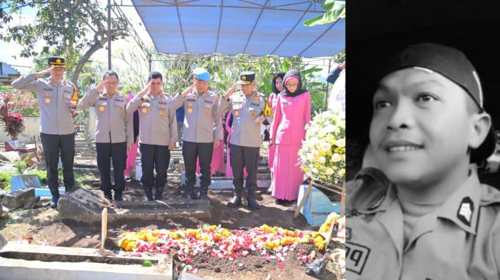 MAKAM BRIPKA CECEP - Kapolda Jawa Barat (Jabar) Irjen Pol. Rudi Setiawan berziarah ke makam Bripka Cecep Saeful Bahri (39), Sabtu (19/7/2025). Almarhum Bripka Cecep diberikan kenaikan pangkat luar biasa Anumerta oleh Kapolri Jenderal Listyo Sigit Prabowo.