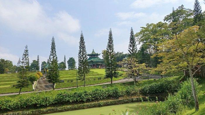 MAKAM KELUARGA LUKMINTO - Lokasi makam pendiri PT Sritex, H.M. Lukminto di Shri Garden, Delingan, Karanganyar, Jawa Tengah, Minggu (2/3/2025). Area seluas 8 hektare itu diperuntukkan sebagai makam keluarga Lukminto.