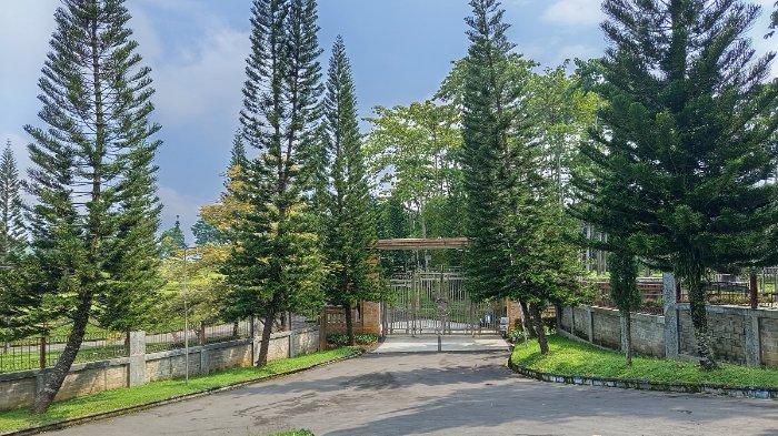 MAKAM KELUARGA LUKMINTO - Gerbang Shri Garden, lokasi makam pendiri PT Sritex, H.M. Lukminto dan sang istri, Susyana, di Delingan, Karanganyar, Jawa Tengah, Minggu (2/3/2025). Area seluas 8 hektare itu diperuntukkan sebagai makam keluarga Lukminto.