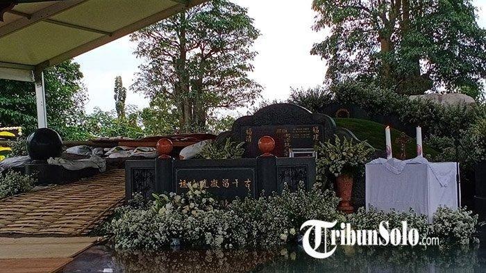 MAKAM PENDIRI SRITEX - Potret kompleks makam pendiri PT Sritex, H.M. Lukminto dan sang istri, Susyana, di Shri Garden, Sabtu (27/8/2022). Kompleks makam keluarga Lukminto berlokasi di lereng Gunung Lawu, tepatnya di Delingan, Karanganyar, Jawa Tengah.



Artikel ini telah tayang di TribunSolo.com dengan judul Potret Makam Susyana Lukminto di Shri Garden Delingan : Berdampingan dengan Suami Tercinta Lukminto, https://solo.tribunnews.com/2022/08/27/potret-makam-susyana-lukminto-di-shri-garden-delingan-berdampingan-dengan-suami-tercinta-lukminto.
Penulis: Adi Surya Samodra | Editor: Vincentius Jyestha Candraditya
