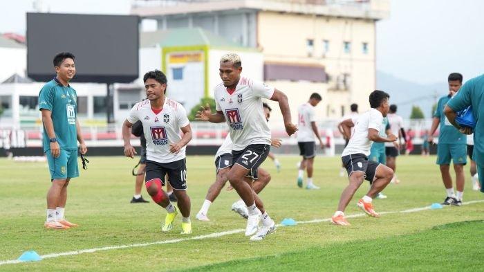 MALUT UNITED BERLATIH - Para pemain Malut United FC melakukan persiapan jelang pertandingan kontra Arema FC, Senin (3/3/2025). Malut berambisi untuk mengalahkan Arema dalam laga pekan ke-25 Liga 1 2024/25.