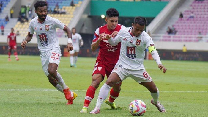 MANAHATI LESTUSEN BERDUEL - Manahati Lestusen (nomor 69) melindungi bola dan Yance Sayuri (nomor 23) dalam pertandingan Liga 1 2024/2025 pekan 28 antara Persis Solo vs Malut United di Stadon Manahan Solo, Jawa Tengah, Sabtu (12/4/2025) sore WIB. (TRIBUNNEWS/Muhammad Nursina)