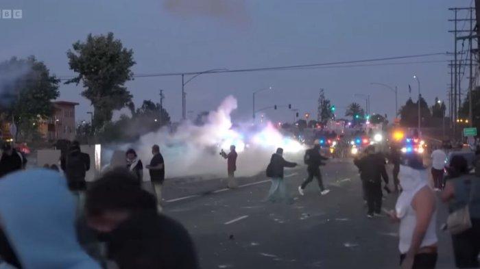 MARINIR DIKERAHKAN - Tangkapan layar menunjukkan ketika Marinir dikerahkan untuk menghalau demonstrasi di Los Angeles, Amerika Serikat (AS) pada Senin (9/6/2025).