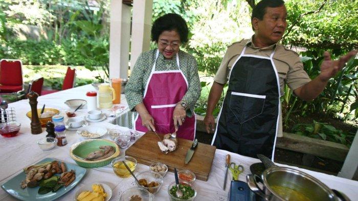 MEGAWATI DAN PRABOWO - Calon presiden Megawati Soekarnoputri dan calon wakil presiden Prabowo Subianto mengisi hari tenang menjelang Pilpres 2009 dengan masak bersama di kediaman Megawati di kawasan Kebagusan, Jakarta Selatan, Selasa (7/7/2009).