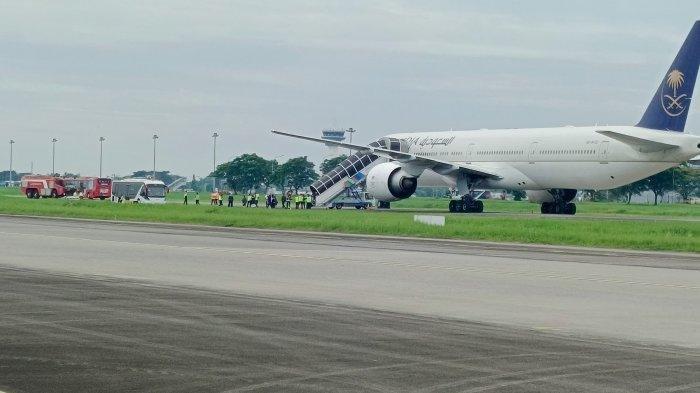 MENDARAT DARURAT - Pesawat penumpang Saudi Airlines SI-576  mendarat darurat di bandara Internasional Kualanamu, Selasa (17/6/2025) siang. Pihak keamanan masih memeriksa pesawat.