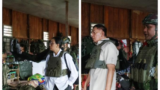 MENHAN DAN SRI MULYANI KE NDUGA - Menteri Pertahanan Sjafrie Sjamsoeddin dan Menteri Keuangan Sri Mulyani mengenakan rompi anti peluru saat kunjungan kerja di daerah rawan konflik Nduga, Papua, 7 Juni 2025.