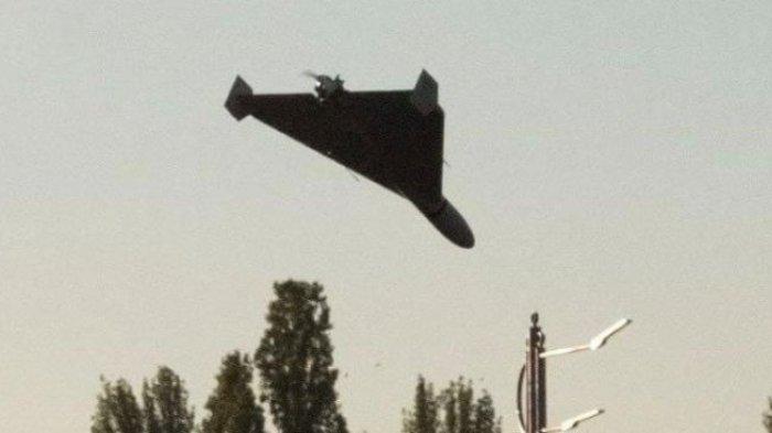 MENUKIK SEBELUM MELEDAK - Pesawat nirawak (drone) Shahed 136 Rusia tampak menukik sebelum meledak dalam serangan udara di Kiev, Ukraina. Rusia dilaporkan mampu memproduksi drone-drone dengan lisensi Iran ini sebanyak 100 unit per hari.