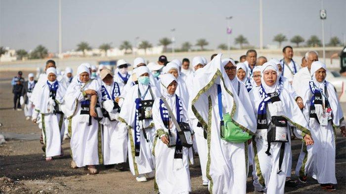 MIQAT BIR ALI - Jemaah Haji Indonesia mengambil miqat di Bir Ali, Madinah, Selasa (13/5/25). Total 18 kloter atau 7.025 jamaah dengan 172 bus masuk ke Mekah kemarin.