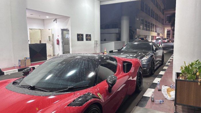 MOBIL FERRARI DI KEJAGUNG - Ferrari dan mobil mewah lainnya terparkir di halaman Kejaksaan Agung sebagai barang bukti kasus suap ekspor CPO. Empat tersangka terlibat.
