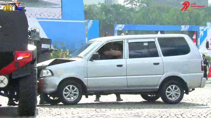 MOBIL PENYOK  - Satu buah unit mobil mengalami penyok bagian depan saat menabrak kendaraan unit Brimob dalam atraksi pada upacara peringatan Hari Bhayangkara ke-79 atau HUT Polri 2025 yang diselenggarakan di Monumen Nasional (Monas), Jakarta, Selasa (1/7/2025). Berbagai momen unik tertangkap kamera.