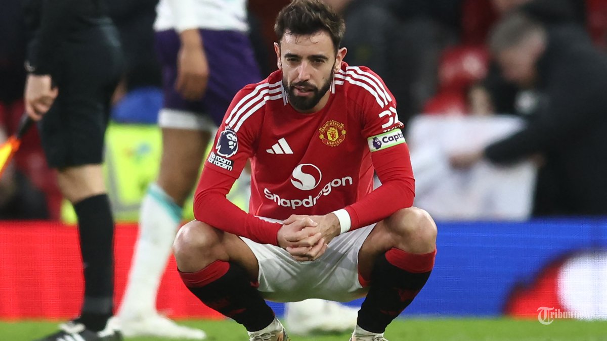 Gelandang Manchester United Portugal #08 Bruno Fernandes bereaksi terhadap kekalahan mereka di lapangan setelah pertandingan sepak bola Liga Utama Inggris antara Manchester United dan Bournemouth di Old Trafford di Manchester, barat laut Inggris, pada 22 Desember 2024. - Bournemouth memenangkan pertandingan 3- 0.
(Photo by Darren Staples / AFP)