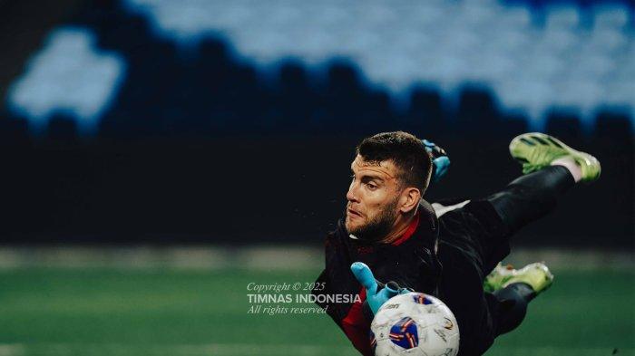 PEMANASAN - Kiper Timnas Indonesia Maarten Paes melakukan pemanasan sebelum pertandingan melawan Australia pada lanjutan ronde 3 Kualifikasi Piala Dunia 2026 di Sydney Football Stadium, Kamis (20/3/20225). (Dok: PSSI)
