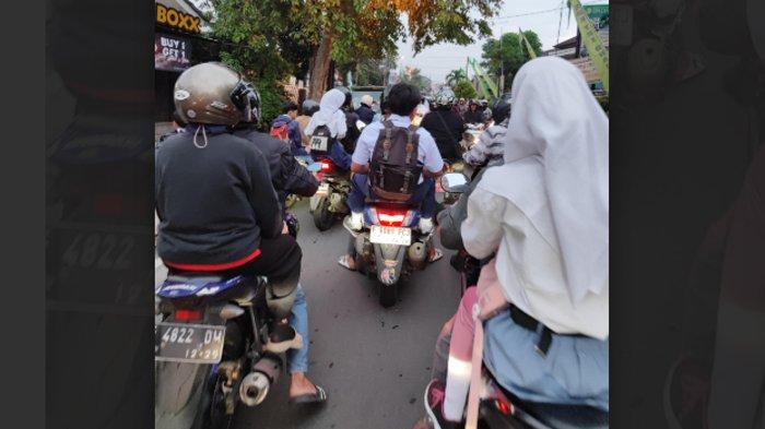 MACET HARI PERTAMA SEKOLAH - Ilustrasi kemacetan saat hari pertama masuksekolah. Foto diambil di kawasan Bogor, Jawa Barat, Senin(14/7/2025).