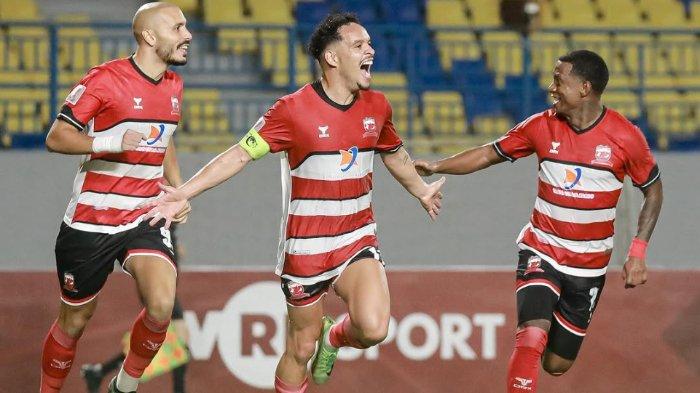 SELEBRASI MADURA - Pemain Madura United merayakan gol yang dicetak Lulinha (tengah) ke gawang Tainan City FC pada babak perempat final AFC Challenge League 2024/2025 di Stadion Gelora Joko Samudro, Gresik pada Kamis (13/3/2025). (Instagram Madura United - 14/3/2025)