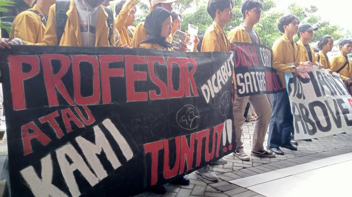 KEKERASAN SEKSUAL - Mahasiswa Fisip Universitas Jenderal Soedirman Purwokerto, Jawa Tengah, Senin(28/7/2025) melakukan aksi unjuk rasa di kampus menuntut agar pelaku kekerasan seksual terhadap salah seorang mahasiswi dipecat dan dicabut gelar guru besarnya.