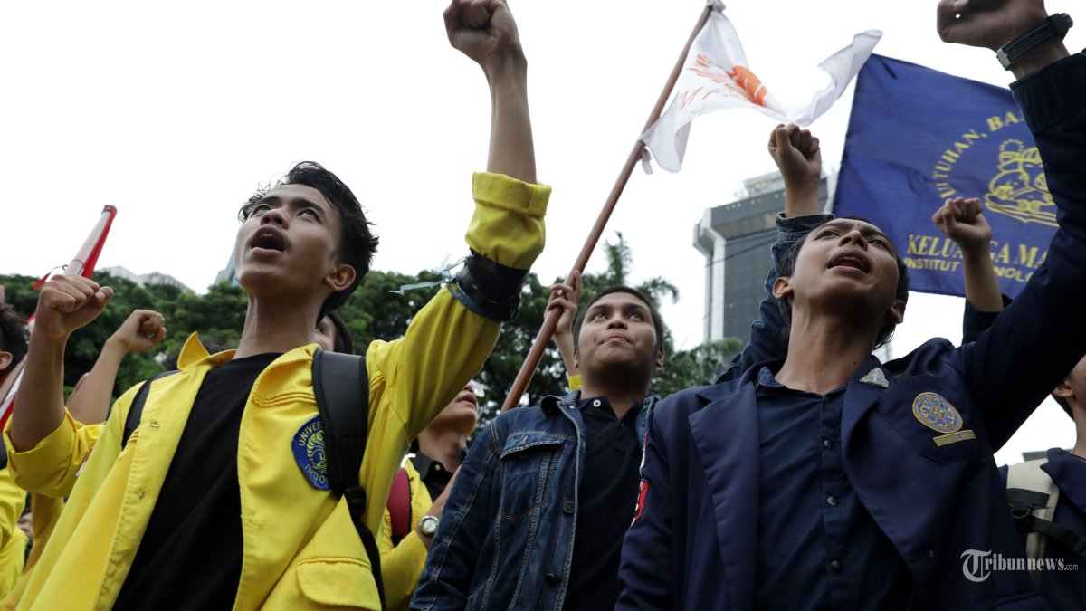 AKSI INDONESIA GELAP - Mahasiswa yang tergabung dalam BEM SI melakukan aksi bertajuk 'Indonesia Gelap' di kawasan Patung Kuda, Monas, Jakarta, Senin (17/2/2025). Dalam aksinya, mahasiswa membawa 5 tuntutan yaitu mendesak Presiden Prabowo Subianto mencabut kebijakan efisiensi anggaran, transparansi status pembangunan, transparansi keseluruhan program MBG, tolak revisi UU Minerba, tolak dwifungsi TNI, tangkap dan adili Jokowi, dan sahkan RUU Perampasan Aset.
