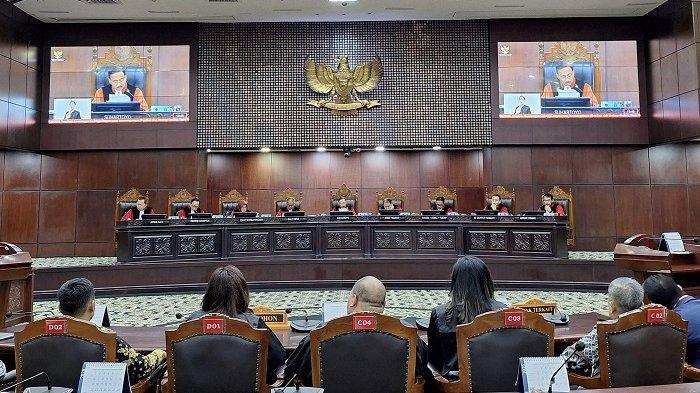 MK HAPUS KESERENTAKAN - Mahkamah Konstitusi (MK) dalam sidang pembacaan putusan di Gedung MK, Jakarta pada Kamis (26/6/2025). MK memutuskan Pemilu dan Pilkada tak lagi serentak.
