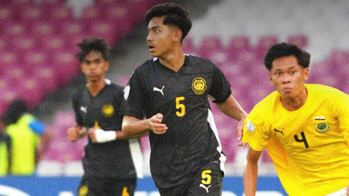DUEL AFF U23 - Pemain Malaysia berduel dengan pemain Brunei Darussalam dalam pertandingan kedua grup A Piala AFF U23 2025 di Stadion Utama Gelora Bung Karno (SUGBK) pada Jumat (18/7/2025). (X FAM - 18/7/2025)