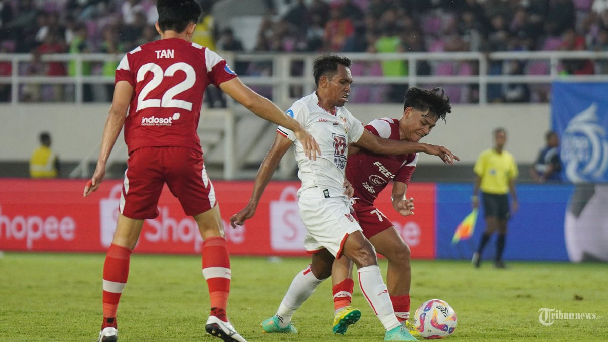 BEREBUT BOLA - Pesepak bola Persis Solo, Zanadin Fariz (kanan) merebut bola dari pesepak bola Malut United, Frets Butuan (tengah) dalam pertandingan Liga 1 di Stadion Manahan, Solo, Sabtu(12/4/2025) sore. Malut United menang 3-1 atas Persis Solo berkat hattrick Yakob Sayuri. Tribun Solo/Muhammad Nursina