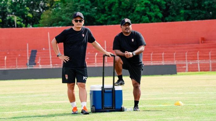 TIM PELATIH MALUT - Pelatih kepala Malut United Imran Nahumarury (kanan) bersama direktur teknik Yeyen Tumena (kiri) di sebuah sesi latihan tim Malut United pada musim kompetisi Liga 1 2024/2025. (Website Malut United - 17/4/2025)