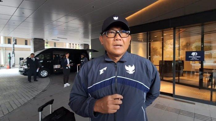 caption: MANAJER TIMNAS INDONESIA SUMARDJI - Manajer Timnas Indonesia, Sumardji saat diwawancarai terkait kondisi skuad Garuda di Hotel tempat Timnas Indonesia menginap, Osaka, Jepang, Rabu (11/6/2025). Tribunnews/Abdul Majid