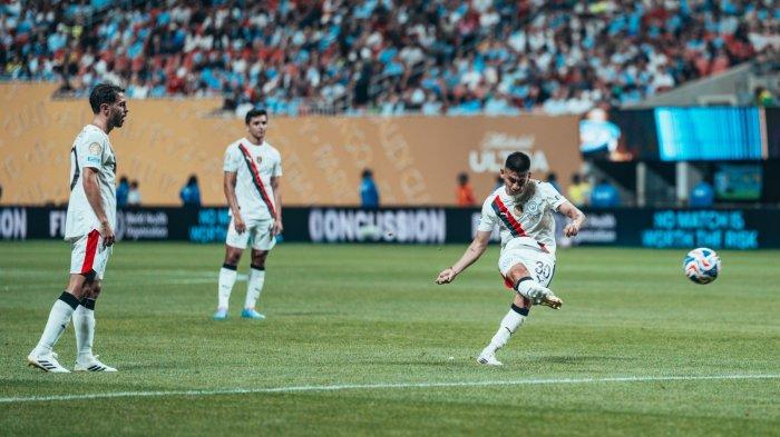 GOL DEBUT ECHEVERRI - Proses pemain Manchester City Claudio Echeverri ketika melakukan tendangan bebas ke gawang Al Ain pada matchday kedua grup G Piala Dunia Antarklub 2025 di Mercedes-Benz Stadium, Amerika Serikat pada Senin (23/6/2025). (Website Man City - 23/6/2025)
