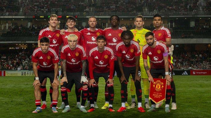 FOTO BERSAMA - Starting XI Manchester United saat melakoni laga pramusim melawan timnas Hong kong di Hong kong Stadium, Jumat (30/5/2025) malam. Manchester United berhasil mengalahkan Hong Kong dengan skor 2-1. (foto diambil dari Instagram Manchester United pada Jumat, 30 Mei 2025).