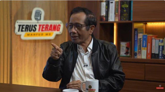 IJAZAH JOKOWI- Mantan Menkopolhukam Mahfud MD berbicara soal polemik ijazah palsu Jokowi di tayangan YouTube Mahfud MD Official dalam program Terus Terang, Selasa (15/4/2025). Menurutnya, publik memiliki hak untuk mengetahui ijazah pemimpin negaranya, meskipun kini telah lengser