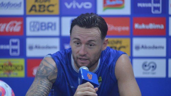 JELANG LAGA - Kapten tim Persib Bandung Marc Klok memberikan keterangan pers menjelang pertandingan melawan PSS Sleman pada pekan ke-30 Liga 1 2024/2025 di Stadion Gelora Bandung Lautan Api, Jumat (25/4/2025). (Website Persib - 25/4/2025)