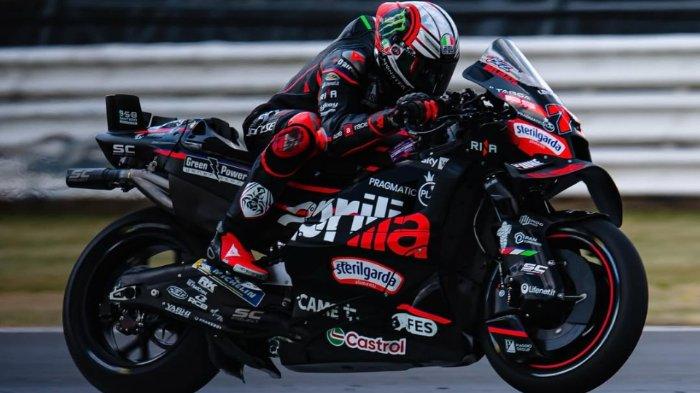 MARCO BEZZECCHI - Pembalap asal Italia besutan Aprilia Racing, Marco Bezzecchi, sesi latihan bebas MotoGP Inggris 2025 di Sirkuit Silverstone, pada 23 Mei 2025.