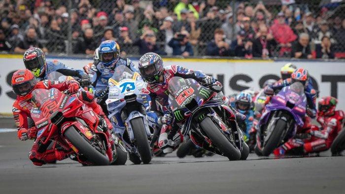 MARQUEZ PIMPIN BALAPAN - Marc Marquez memimpin balapan utama di MotoGP Prancis 2025 diikuti Fabio Quartararo dan lainnya di Sirkuit Le Mans, pada 11 Mei 2025. (Foto: Laman MotoGP).