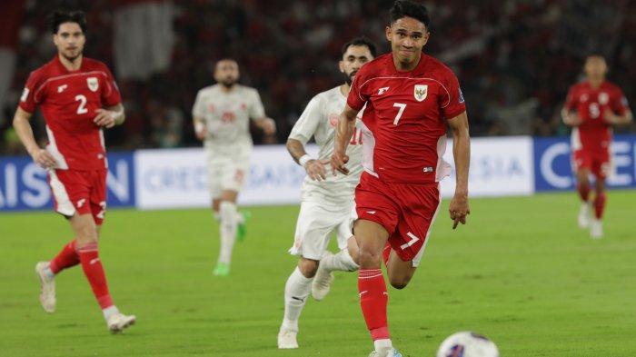 TIMNAS INDONESIA - Pesepak bola Timnas Indonesia Marselino Ferdinan berebut bola dengan pesepak bola Bahrain dalam babak kualifikasi Piala Dunia 2026 Zona Asia di Stadion Utama Gelora Bung Karno, Senayan, Jakarta, Selasa (25/3/2025). TRIBUNNEWS/IRWAN RISMAWAN