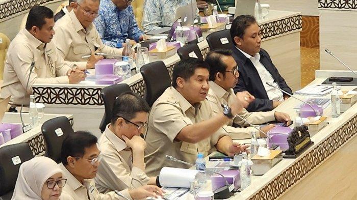 RUMAH EKS PEJUANG - Menteri Perumahan dan Kawasan Permukiman (PKP) Maruarar Sirait saat rapat kerja (raker) dengan Komisi V DPR RI, pada Senin (19/5/2025). Dalam kesempatan tersebut ia mengungkapkan temuan mengejutkan terkait proyek pembangunan 2.100 unit rumah untuk para pejuang eks Timor Timur di Kupang, Nusa Tenggara Timur (NTT).