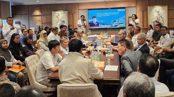 MARUARAR DAN JAMES RIADY - Suasana pertemuan antara Menteri Perumahan dan Kawasan Permukiman Maruarar Sirait dan petinggi Lippo Group, James Riady dan John Riady,  dengan konsumen apartemen Meikarta, di kantor Kementerian PKP, Jakarta Pusat, Rabu (23/4/2025). Pertemuan berlangsung selama kurang lebih 50 menit