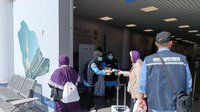MASKER DAN ORALIT - Klinik Kesehatan Haji Indonesia (KKHI) mendistribusikan untuk masing-masing jemaah haji 1 box oralit dan masker disposible kepada Tenaga Kesehatan Haji Kloter (TKHK).
