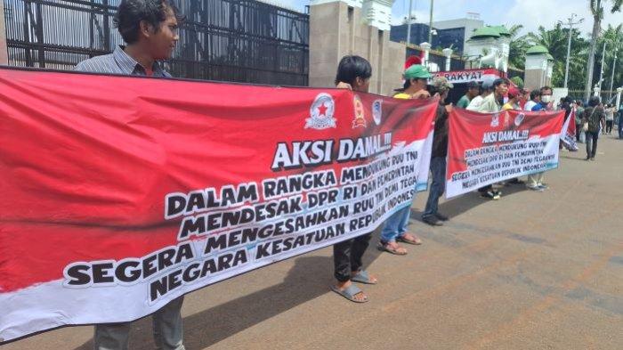 Polemik RUU TNI - Massa aksi pro dan kontra pengesahan RUU TNI menyampaikan aspirasi di Gedung DPR RI pada Kamis (20/3/2025) sekira pukul 10.30 WIB. Mereka membawa spanduk, poster, dan mobil pengeras suara menyampaikan aspirasinya saat Rapat Paripurna DPR RI digelar di dalam gedung DPR RI. (Tribunnews.com/Gita Irawan).