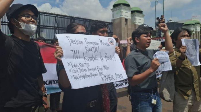 Polemik RUU TNI - Massa aksi pro dan kontra pengesahan RUU TNI menyampaikan aspirasi di Gedung DPR RI pada Kamis (20/3/2025) sekira pukul 10.30 WIB. Mereka membawa spanduk, poster, dan mobil pengeras suara menyampaikan aspirasinya saat Rapat Paripurna DPR RI digelar di dalam gedung DPR RI. (Tribunnews.com/Gita Irawan).