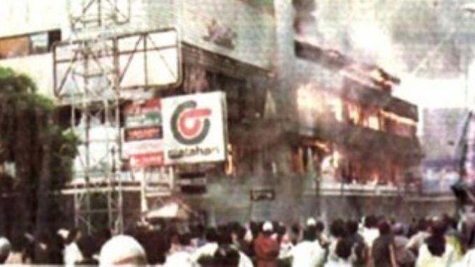 TRAGEDI MEI 1998 - Massa melakukan pembakaran pusat perbelanjaan di Solo, Jawa Tengah, Mei 1998. Terkini, Mantan anggota Tim Gabungan Pencari Fakta (TGPF) Tragedi Mei 1998, Nursyahbani Katjasungkana, membenarkan adanya temuan kasus pemerkosaan pada saat tragedi kerusuhan 13-15 Mei 1998 di Indonesia merespon bantahan pemerkosaan massal dalam peristiwa tersebut dari Menteri Kebudayaan Fadli Zon.